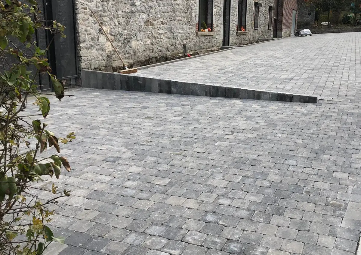 Pose de pavés devant un batiment